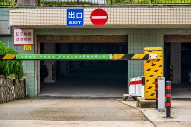 半地下停车场出口