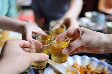 朋友们在餐厅里干杯敬酒