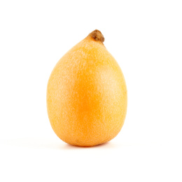 新鲜的枇杷孤立在白色背景上