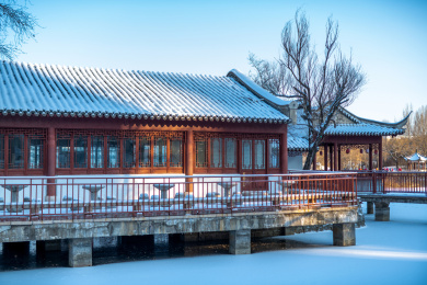 中国黑龙江大庆市初雪后的城市古典建筑
