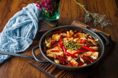 麻辣鲜爽开味健康的浓汤沸腾鱼