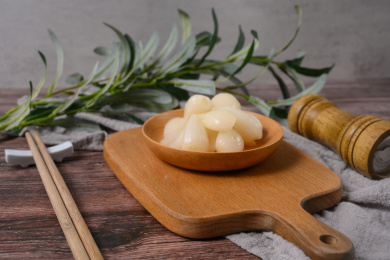 桌面上的盘子里的美味可口的甜酸荞头