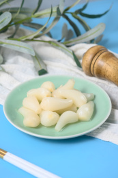 桌面上的盘子里的美味可口的甜酸荞头