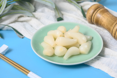 桌面上的盘子里的美味可口的甜酸荞头