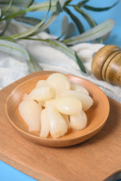 桌面上的盘子里的美味可口的甜酸荞头