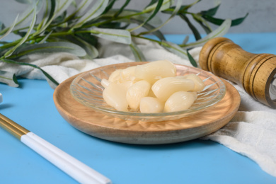 桌面上的盘子里的美味可口的甜酸荞头