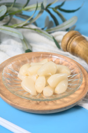 桌面上的盘子里的美味可口的甜酸荞头