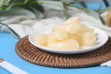 桌面上的盘子里的美味可口的甜酸荞头