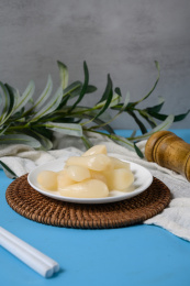 桌面上的盘子里的美味可口的甜酸荞头