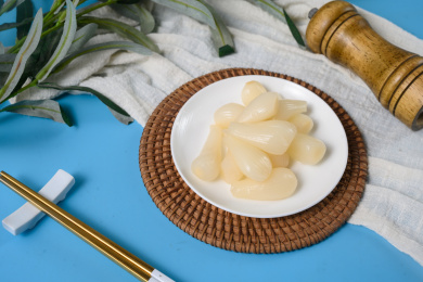 桌面上的盘子里的美味可口的甜酸荞头