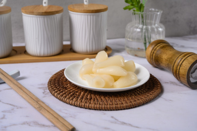 桌面上的盘子里的美味可口的甜酸荞头