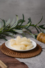 桌面上的盘子里的美味可口的甜酸荞头