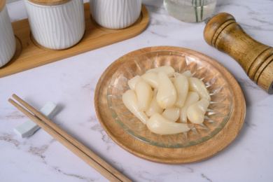 桌面上的盘子里的美味可口的甜酸荞头