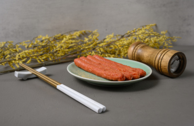 桌面上的盘子里的美味可口的煎香肠