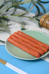 桌面上的盘子里的美味可口的煎香肠