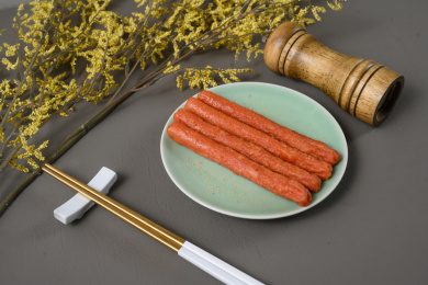 桌面上的盘子里的美味可口的煎香肠