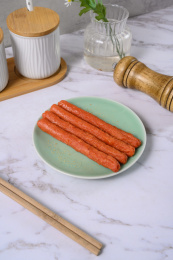 桌面上的盘子里的美味可口的煎香肠