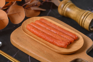 桌面上的盘子里的美味可口的煎香肠