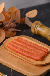 桌面上的盘子里的美味可口的煎香肠