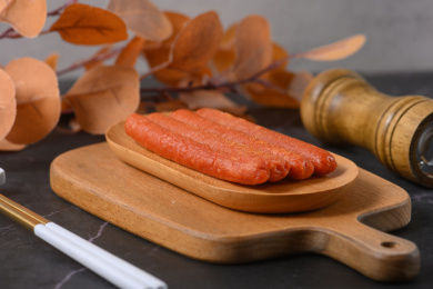 桌面上的盘子里的美味可口的煎香肠