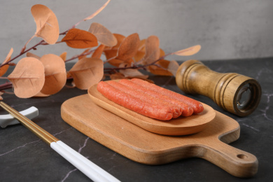 桌面上的盘子里的美味可口的煎香肠
