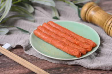 桌面上的盘子里的美味可口的煎香肠