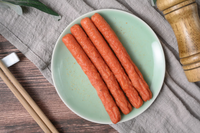 桌面上的盘子里的美味可口的煎香肠