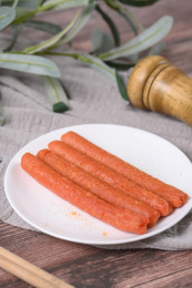 桌面上的盘子里的美味可口的煎香肠
