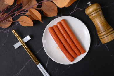 桌面上的盘子里的美味可口的煎香肠