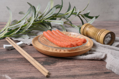 桌面上的盘子里的美味可口的煎香肠