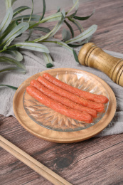 桌面上的盘子里的美味可口的煎香肠