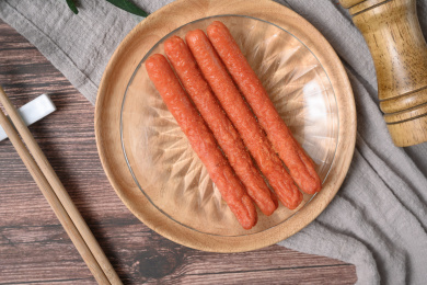 桌面上的盘子里的美味可口的煎香肠