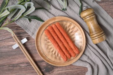 桌面上的盘子里的美味可口的煎香肠