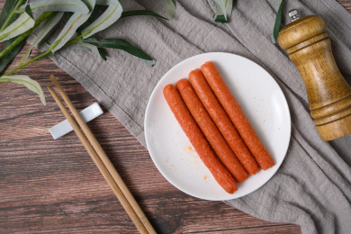 桌面上的盘子里的美味可口的煎香肠