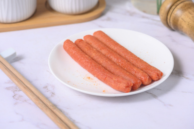 桌面上的盘子里的美味可口的煎香肠