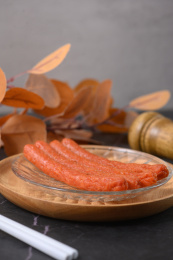 桌面上的盘子里的美味可口的煎香肠