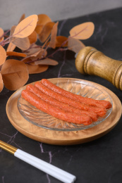 桌面上的盘子里的美味可口的煎香肠