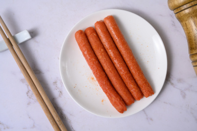 桌面上的盘子里的美味可口的煎香肠