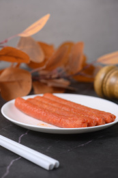 桌面上的盘子里的美味可口的煎香肠