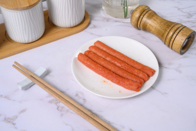 桌面上的盘子里的美味可口的煎香肠