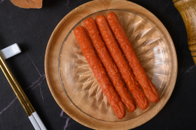 桌面上的盘子里的美味可口的煎香肠