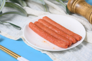 桌面上的盘子里的美味可口的煎香肠