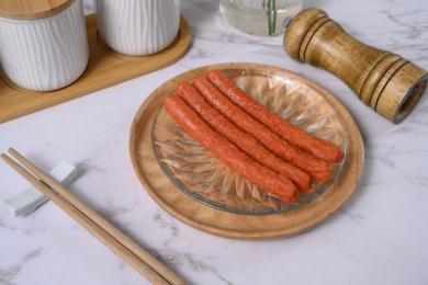 桌面上的盘子里的美味可口的煎香肠