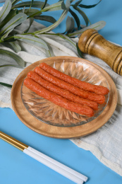 桌面上的盘子里的美味可口的煎香肠