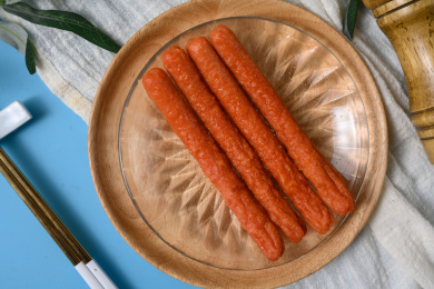 桌面上的盘子里的美味可口的煎香肠