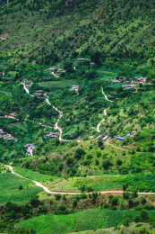 山区里村村通公路的山村