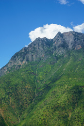 险峻雄伟的岩石山峰