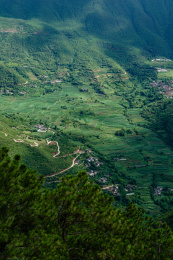 山区里村村通公路的山村