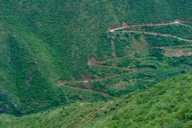 山区里村村通公路的山村