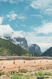 古城古村的石墙和外面漂亮的高山蓝天白云